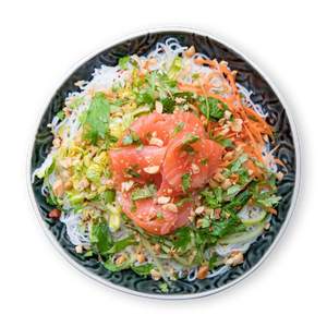 Vietnamesischer Reisnudelsalat mit Lachs