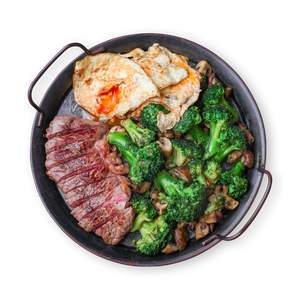 Saftiges Steak mit Ei und Gemüse
