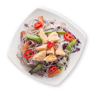 Asiatischer Reisnudelsalat mit Gemüse und Sojaschnetzel